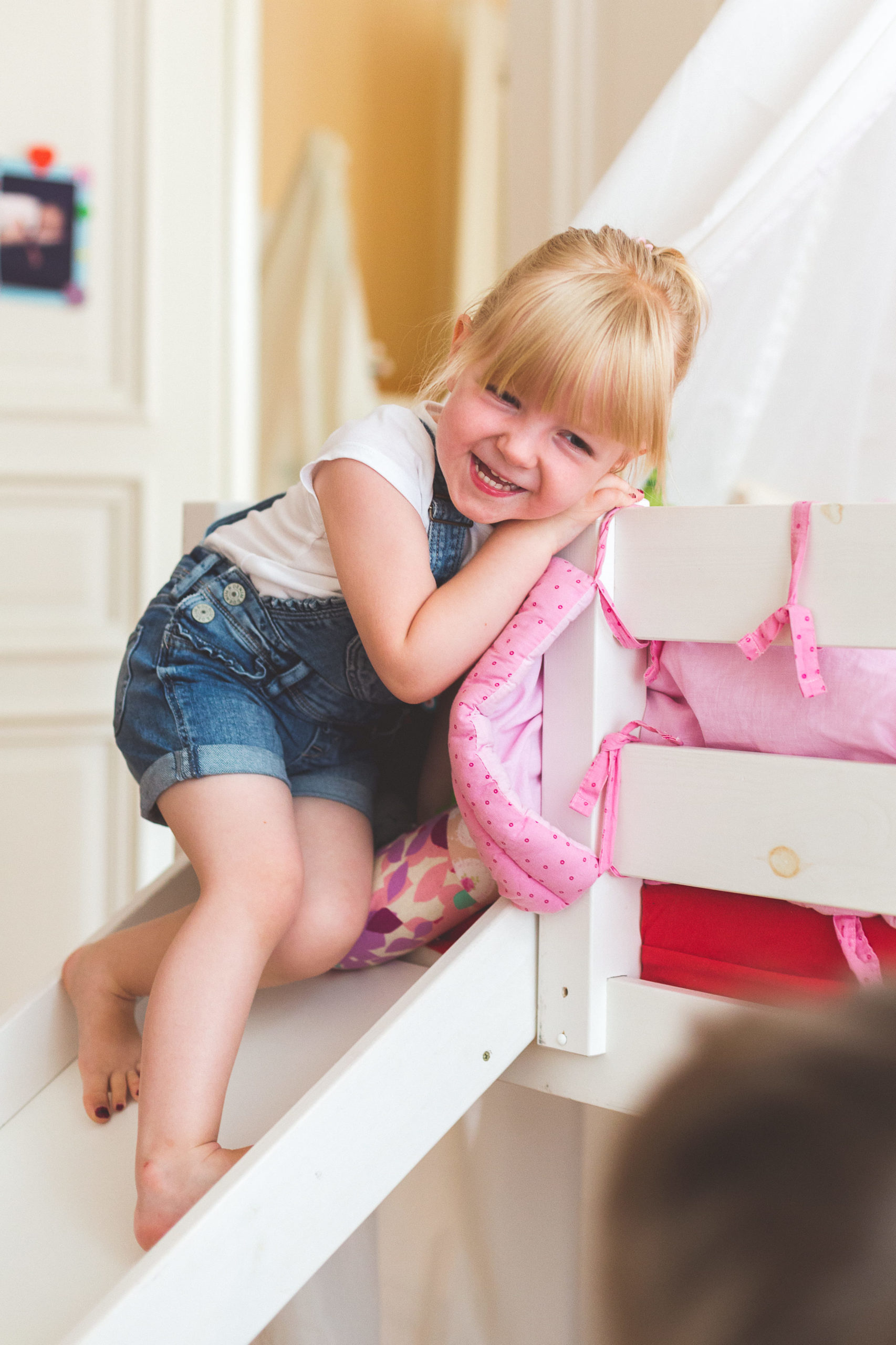 Schwestern lachen gemeinsam bei Fotoshooting