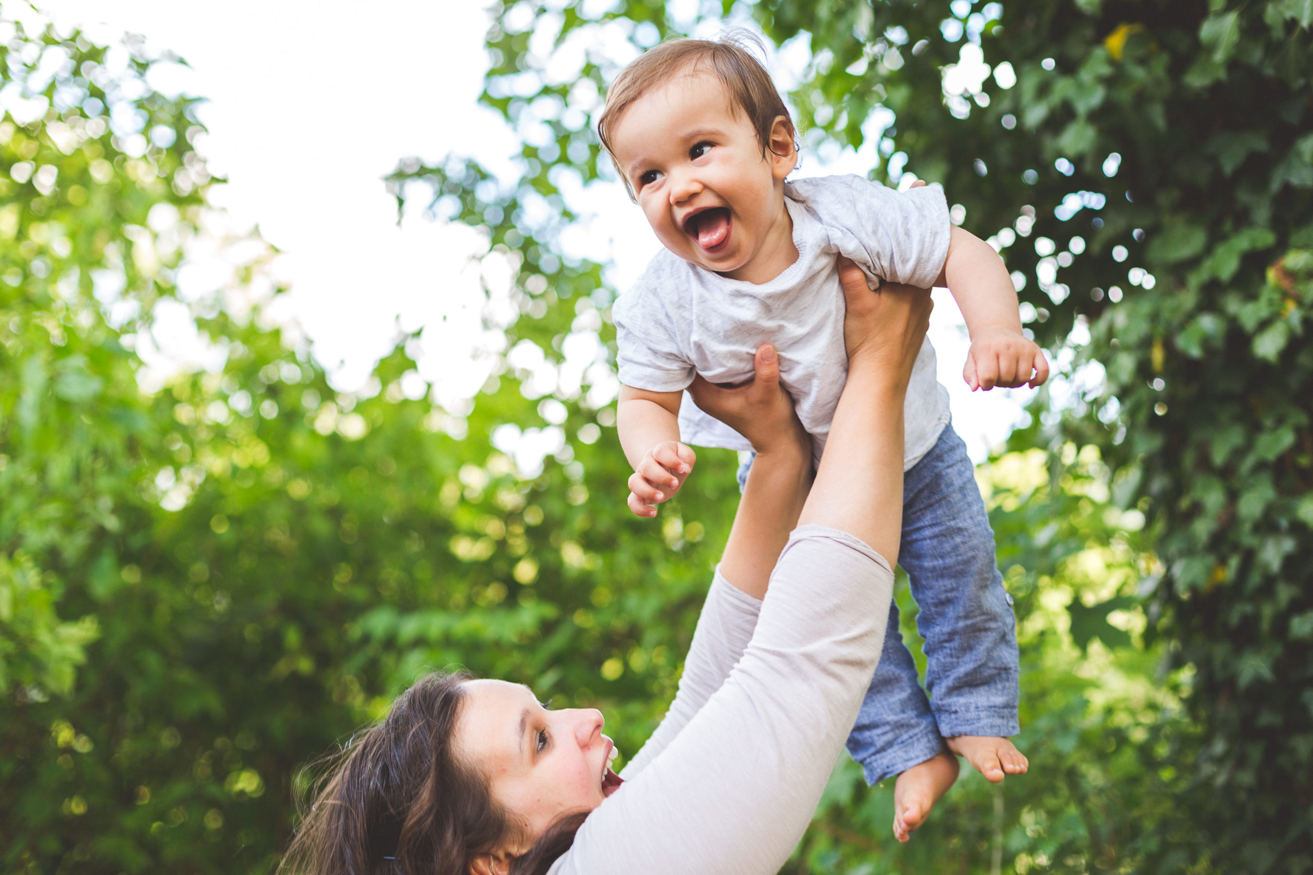 Kind freut sich mit Mama