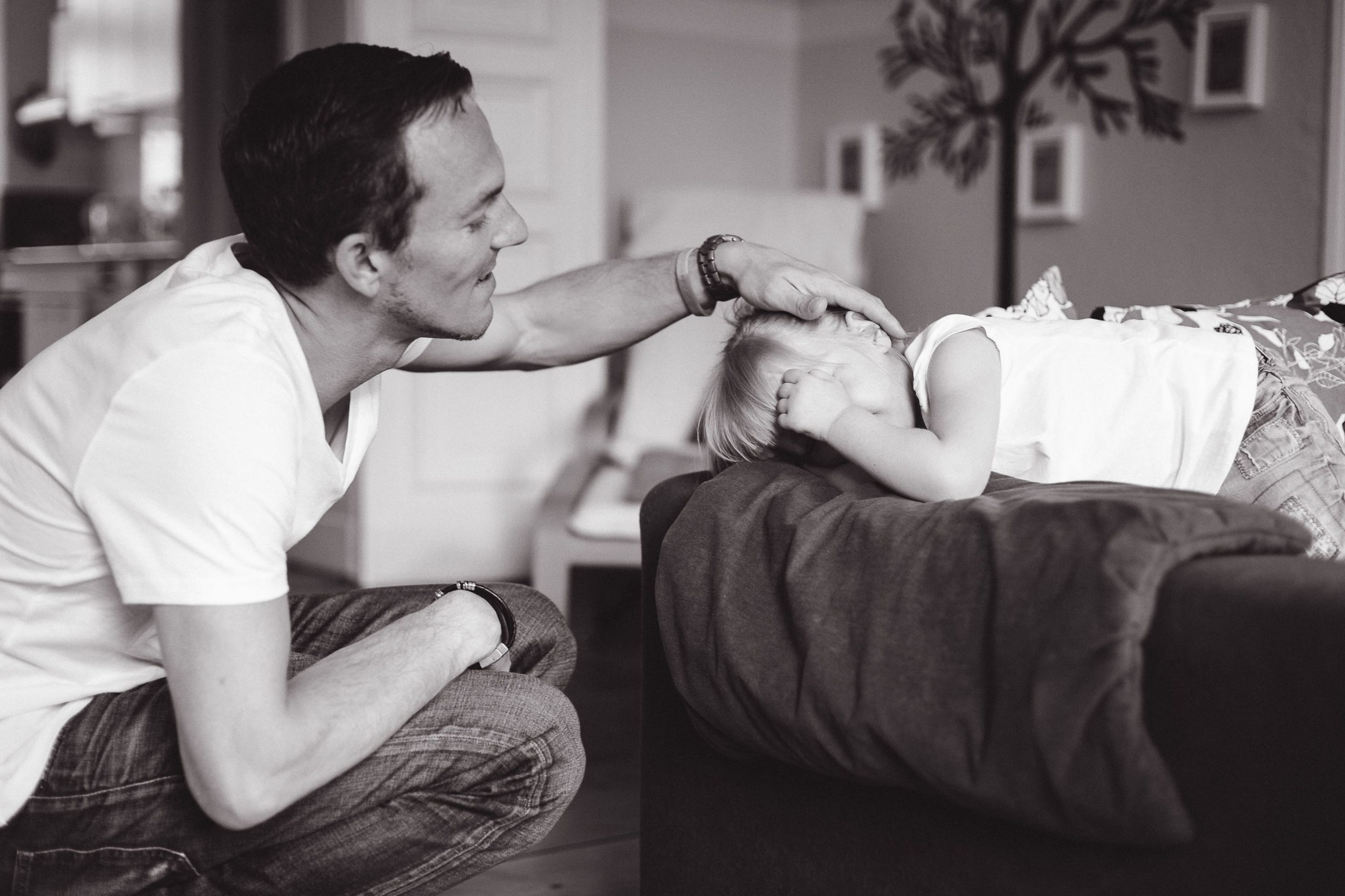 Papa streichelt Tochter liebevoll über den Kopf