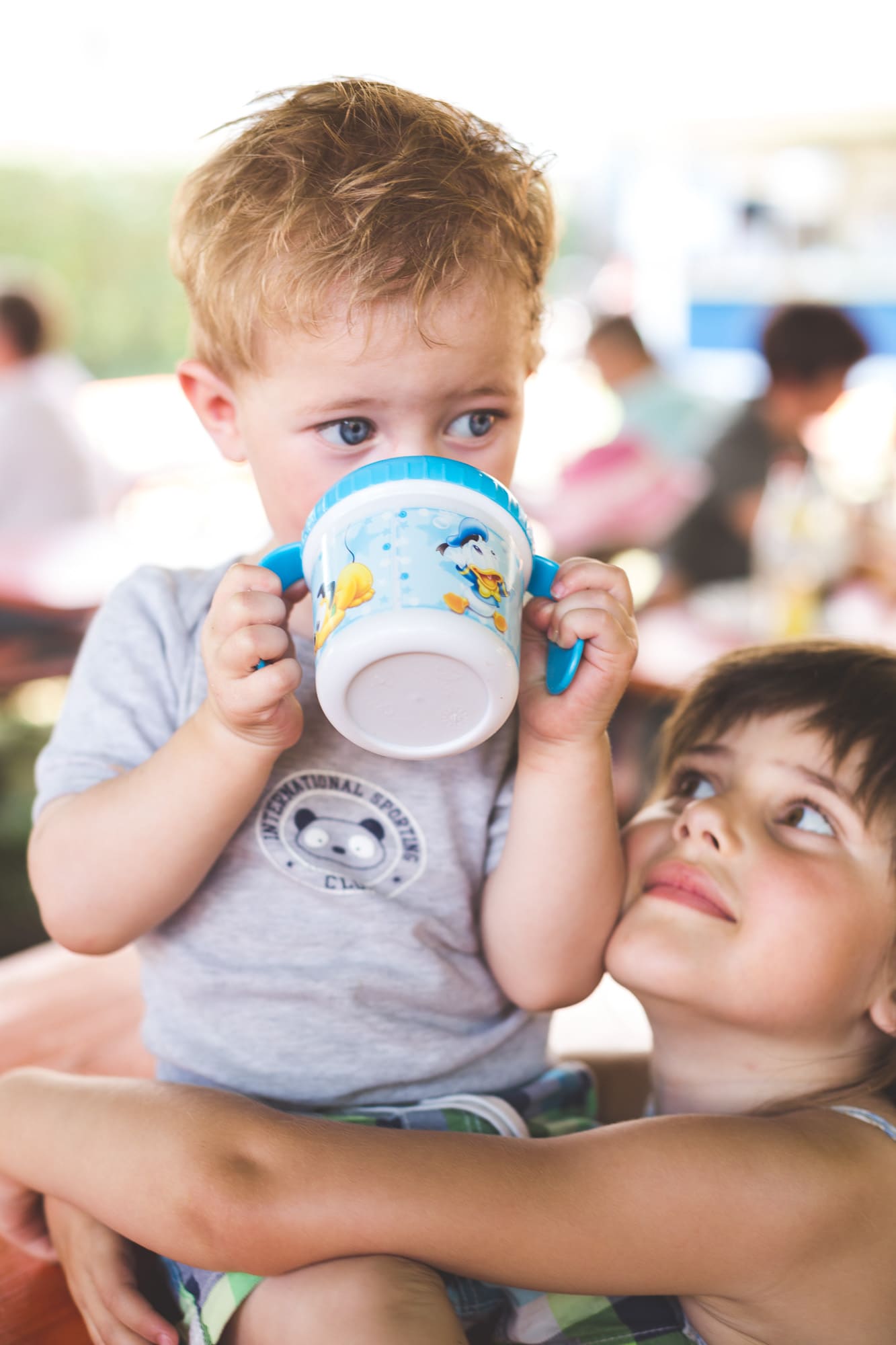Geschwister zusammen bei Familienfotoshooting