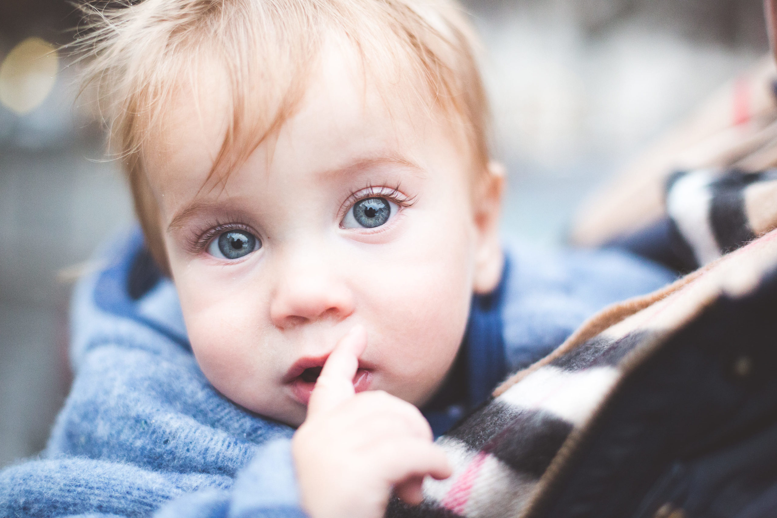 Sohn in Trage bei Mama im Arm